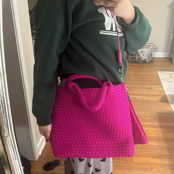 Neoprene bright pink tote - Picture 2 of 3